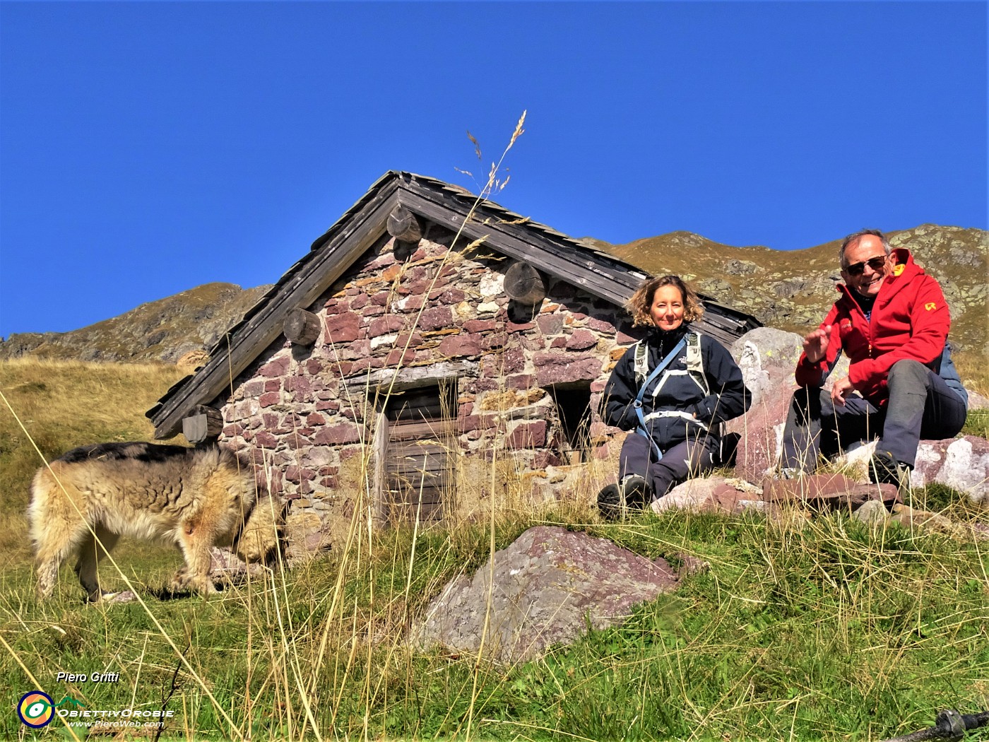 04 Alla Baita Foppa (1989 m) brevissima pausa del forte vento.JPG